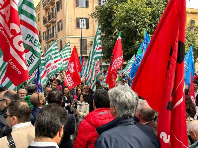 a-palermo-sit-in-dei-sindacati-per-la-morte-dei-cinque-operai-di-casteldaccia