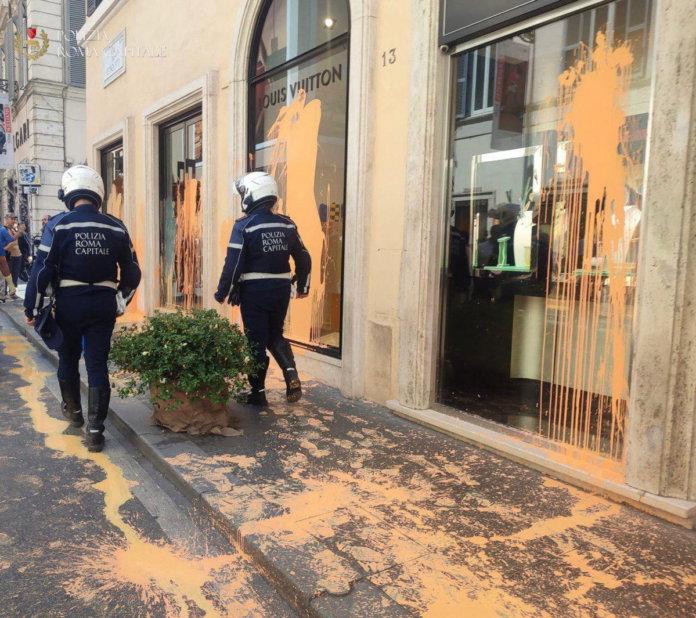 roma,-attivisti-imbrattano-vetrine-di-via-condotti:-in-13-bloccati-da-polizia-locale