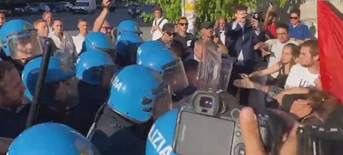 video-|-a-roma-tensioni-e-scontri-corpo-a-copro-alla-sapienza-tra-studenti-e-poliziotti