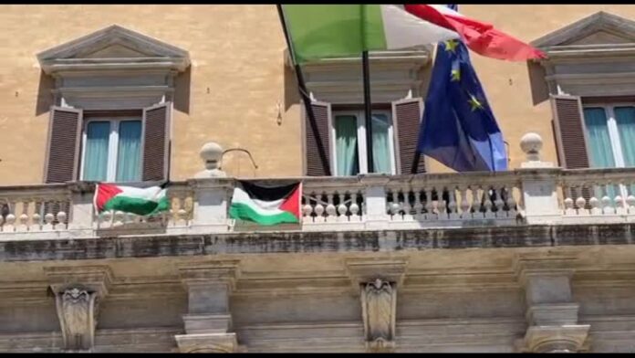 mo.,-bandiere-palestina-appese-al-balcone-di-montecitorio